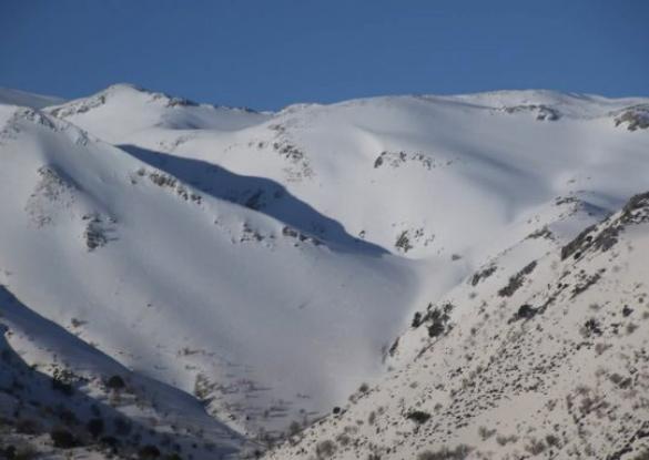 Crète - De montagne en montagne avec en arrière plan la mer - Les matins du monde