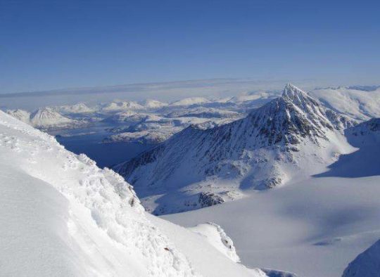 Ski de randonnée au-dessus des fjords, dans les Alpes de Lyngen - Les matins du monde
