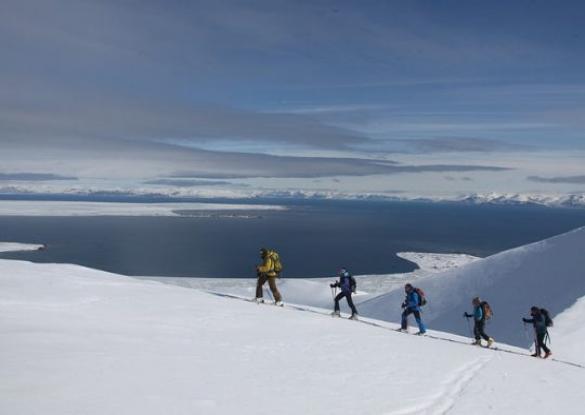 Ski de randonnée au départ d'un bateau - Les matins du monde